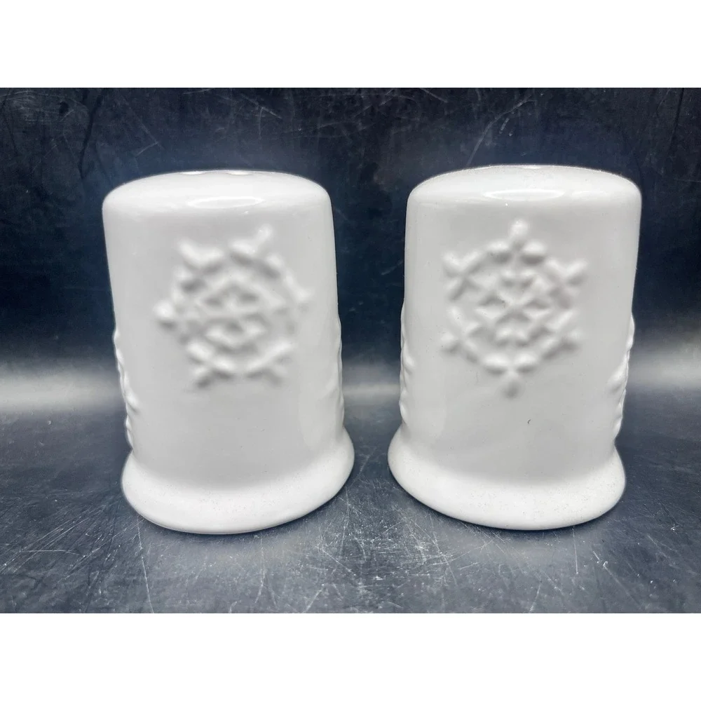 White Ceramic Snowflake Salt Pepper‎ Shaker Set Winter Holiday Decor Seasonal